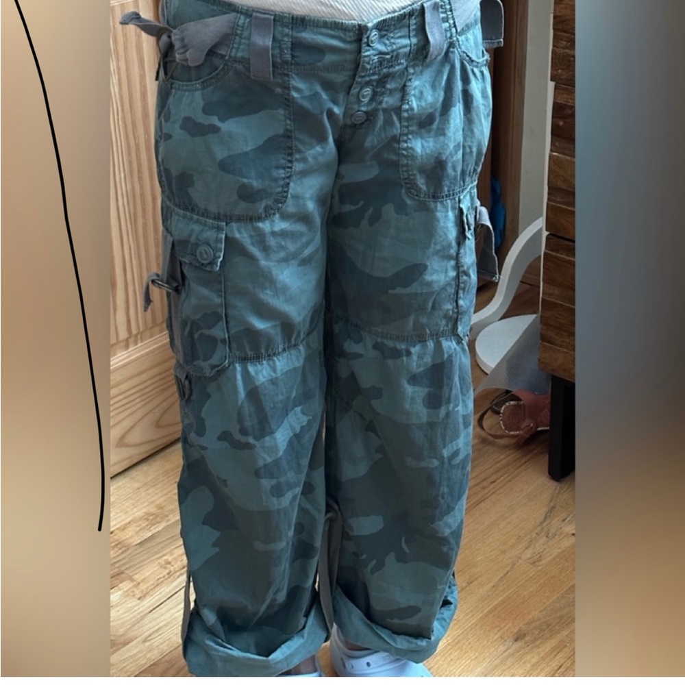 UO URBAN OUTFITTERS CAMO LOW RISE CARGO PANT SIZE 5 NEVER WORN NO TAG